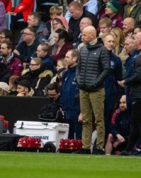 开云官网-打脸式“轮换”遭名宿挖苦，滕哈赫举棋不定又入迷雾