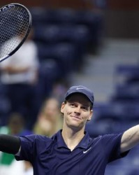 开云体育-辛纳3-1击败阿利亚西姆，本赛季第三次与阿卡争夺冠军