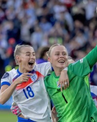 开云体育官网-太阳报：英格兰女足功臣凯莉和汉普顿将被授予大英帝国员佐勋章