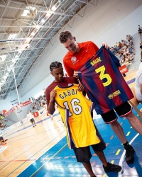 巴尔德观看篮球比赛，与传奇球星保罗·加索尔交换签名球衣