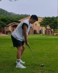 开云体育-林葳更新社媒分享打高尔夫球照片，并配文：好玩